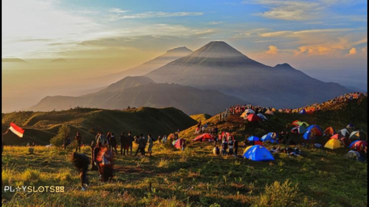 Menaklukkan Puncak: Pengalaman Mendaki Gunung yang Tak Terlupakan